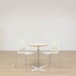 Begagnat cafébord från Mitab, modell Unit. Med rund vit bordsskiva, fasad kant. Krom/vit stativ.   Mått: Höjd: 73 cm, Diameter: 60 cm. Passar perfekt som fikabord eller för snabbare möten. 