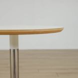 Begagnat cafébord från Mitab, modell Unit. Med rund vit bordsskiva, fasad kant. Krom/vit stativ.   Mått: Höjd: 73 cm, Diameter: 60 cm. Passar perfekt som fikabord eller för snabbare möten. 