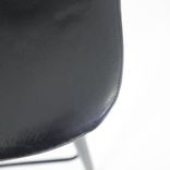 Begagnad barstol Tracy från Mio i svart med sits i konstläder, metallben och fotstöd. Mått:  Totalhöjd 101 cm, sitthöjd 73 cm, sittbredd 44 cm, sittdjup 45 cm. 