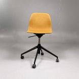Begagnad stol med hjul Pelican från Johanson Design. Klädsel i senapsgult på svart underrede. Mått: Bredd 55 cm, Djup 50 cm, Sitthöjd justerbar från 43 till 54 cm.  