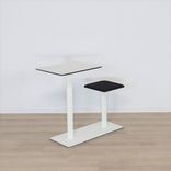 Begagnat vitt pelarbord med pall Ponoq från Karl Andersson & Söner.  Höjd: 72 cm Bredd bordsskiva: 76 cm Djup bordsskiva: 40 cm. 