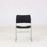 Begagnad konferensstol 40/4 från Howe med formpressad sits och rygg i svart, kromat stålunderrede. Mått: Höjd 75 cm, sitthöjd 44 cm, sittbredd 44 cm. 