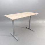 Begagnat höj & sänkbart skrivbord med bordsskiva i björk och stativ i silver. Mått: bredd 160 cm, djup 80 cm, höjd 70 till 120 cm. 