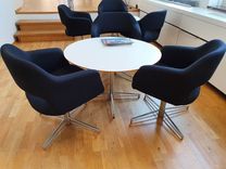 Begagnad konferensstol Largo från Johanson Design i svartmönstrat tyg och kromat stativ. Mått: sitthöjd 46 cm, totalhöjd 75 cm, bredd 61 cm och djup 61 cm.  