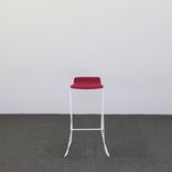 Begagnad barstol från Johanson Design. Modell: Speed BS 80 i rött med vitlackerade medben. Mått: Höjd: 89 cm, Sittbredd: 44 cm, Sittdjup: 52 cm, Sitthöjd: 80 cm 