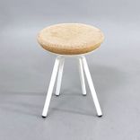 Begagnad pall Boet från Mitab. Med beige sitsen av kork och vitt stativ. Mått: Djup 40 cm, Höjd 47 cm. 