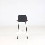 Begagnad barstol Lottus från Enea i svart med röd sits. Mått: Sitthöjd 66 cm och total höjd 88 cm. 