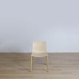 Begagnad matstol Catifa 46 från Arper. Mått: Sitthöjd 48 cm, rygghöjd 38 cm, ryggbredd 30 cm, sittbredd 39 cm, sittdjup 45 cm. 