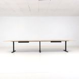 Begagnat konferensbord Frankie från Martela i ek. Mått: Bredd 420 cm, djup 120 cm och höjd 73 cm. 