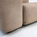 Begagnad fåtölj från Materia modell Oas i ljusbrun färg. Med integrerat bord i ask. Mått: Bredd: 110 cm, Djup: 87.5 cm, Höjd: 79 cm, Sitthöjd: 42 cm. 