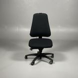Begagnad kontorsstol modell 6340 från Lanab Group. I svart tyg med justerbart rygg- och sittdjup för optimal komfort. 