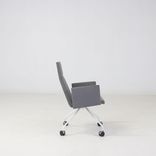 Begagnad stol med hjul Form från Martela i grått tyg. Mått: Sitthöjd 46 cm, höjd 95 cm, bredd 63 cm och djup 60 cm.