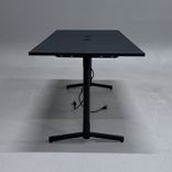 Begagnat konferensbord från Inoff i svart färg. Utrustad med integrerade uttag för el och USB-C. Mått: Bredd: 180 cm, Djup: 80 cm, Höjd: 72 cm.  