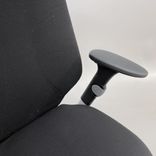 Begagnad svart kontorsstol Logic 400 från RH med reglerbara armstöd, nackstöd i läder. Mått: sitthöjd 41–53 cm. 