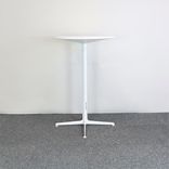 Begagnat runt barbord Wim från Arper i vitt. Mått: diameter 70 cm och höjd 105 cm. 