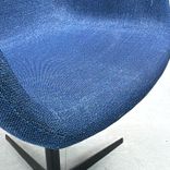 Begagnad blå konferensstol Pass från Lapalma med blå tygklädsel, svart kryssunderrede. Mått: Bredd 59 cm, djup 56 cm, höjd 80 cm, sitthöjd 46 cm. 