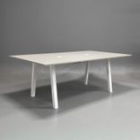 Begagnat projektbord modell VX Projekt från Horreds i gråbeige bordsskiva med vitt stativ. Mått: bredd 240 cm, djup 140 cm, höjd av 90 cm. 