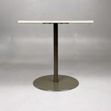 Begagnat cafébord Cone från Edsbyn med gråbeige bordsskiva och brunt pelarstativ. Mått: bredd 70 cm, djup 70 cm, höjd 72 cm. 