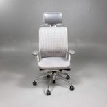 Begagnad kontorsstol ID Mesh från Vitra ljusgrå mesh med grått nackstöd, armstöd, klädhängare och kromat underrede. Mått: Sitthöjd 40–52 cm.