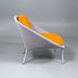 Begagnad fåtölj Netframe från Offecct i orange/grå färg. Mått bredd: 98 cm, djup: 83 cm och höjd: 74 cm, sitthöjd 40 cm. 
