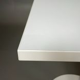 Begagnat projektbord från EKV, med rektangulär bordsskiva och två pelarfötter i vitt. Mått bredd 180 cm, djup 80 cm och höjd 92.5 cm. 