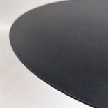 Begagnat barbord Neu från HAY i svart med rund bordsskiva och pelarunderrede. Mått: Diameter 60 cm och höjd 95 cm.