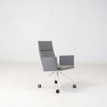 Begagnad stol med hjul Form från Martela i grått tyg. Mått: Sitthöjd 46 cm, höjd 95 cm, bredd 63 cm och djup 60 cm.