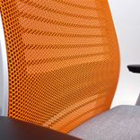 Begagnad kontorsstol från Steelcase modell Think i färgen orange/grå. Meshrygg, armstöd. Mått: Sitthöjd justerbar från 41 till 53 cm. 