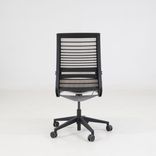 Begagnad kontorsstol Think från Steelcase utan armstöd med varmbrun sits, beigegrått ryggstöd. Mått: justerbar sitthöjd 40,5–52 cm. 
