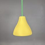 Begagnad taklampa Bell w131 från Wästberg. Bordsskärm i gult med grön textilkabel. Mått: diameter 12 cm, höjd 11.3 cm. 