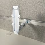 Begagnad vit monitorarm 'Vesa Slider' från Forming Function med skärmfäste. Designad för ergonomi med justerbar höjd och vinkel. Passar perfekt till både hemmakontor och professionella miljöer.