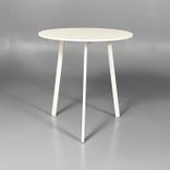 Begagnat cafébord från Magis, modell Striped, i färgen vit. Rund bordsskiva med tre ben. Mått: diameter 70 cm och höjd 74 cm. 