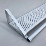 Begagnad hatthylla i silver. Mått: bredd på 120 cm. 