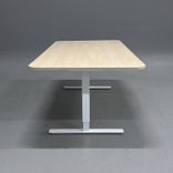 Begagnat konferensbord med bordsskiva i ask, rundade hörn och vitt stativ. Mått: Bredd 250 cm, djup 100 cm, höjd 72 cm. 