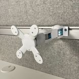 Begagnad vit monitorarm från Forming Function, modell Vesa. Hållbart metallfäste med justerbara funktioner för optimal ergonomi. Bredd upp till 100 cm. Skick: 4/5
