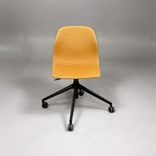 Begagnad stol med hjul Pelican från Johanson Design. Klädsel i senapsgult på svart underrede. Mått: Bredd 55 cm, Djup 50 cm, Sitthöjd justerbar från 43 till 54 cm.  