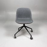Begagnad stol med hjul Fiber Side Chair från Muuto i grå tygklädsel och mörkgrått underrede. Mått: Bredd 47,5 cm, djup 53 cm och sitthöjd 46 cm. 