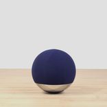 Begagnad balansboll Boullée från Materia i mörkblått med kromad underdel. Mått: diameter 52 cm. 