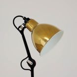 Begagnad bordslampa Lampe Gras N205 från DCW éditions i mässing med svart bas. Mått: Höjd: 65 cm, Lamphuvud: 14 cm i diameter, Fot: Ca 17 cm i diameter. 