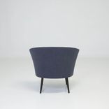 Begagnad fåtölj Dorso från Hay i mörkblått tyg. Mått: Höjd 73 cm, sitthöjd 43 cm, sittbredd 53 cm och sittdjup 52 cm.