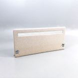 Begagnad bordsskärm Vibe Focus Flyby från Kinnarps i beige tyg. Mått: Bredd 140 cm, Djup 4 cm, Höjd 65 cm. 