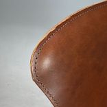 Begagnad barstol Hammock från David Design med brun skinnsits, svart underrede. Mått: Bredd 44,5 cm, djup 48,5 cm, höjd 85,5 cm, sitthöjd 65 cm. 