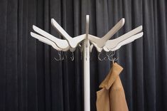 Begagnad klädhängare Hanger från Materia i vitt. Mått: höjd 184,5 cm, bredd 85 cm. 