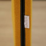 Begagnad golvskärm Edge Floor från Lintex i gult. Mått: höjd 160 cm, bredd 80 cm och djup 4,5 cm. 