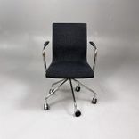 Begagnad stol med hjul Flex F-228 från Skandiform i mörkgrå klädsel, kromat underrede och armstöd. Mått: Bredd 62 cm, djup 60 cm, höjd 88 cm och sitthöjd 46 cm 