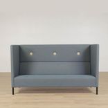 Begagnad soffa med hög rygg Mute från Mitab i blått tyg. Mått: Totalhöjd: 130 cm, Sitthöjd: 46 cm, Totalbredd: 223 cm. 
