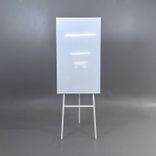 Begagnad whiteboard/blädderblockställ One från Lintex. Vit tavla kombinerat med blädderblocksställ på ett golvstativ. Mått: Bredd 70 cm, Höjd 196 cm. 