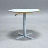 Begagnat höj och sänkbart cafébord från Swedstyle. Med vit rund skiva, stativ i silver. Diameter 70 cm, justerbar höjd mellan 62.5 cm till 107.5 cm. 