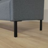 Begagnad soffa med hög rygg Mute från Mitab i blått tyg. Mått: Totalhöjd: 130 cm, Sitthöjd: 46 cm, Totalbredd: 223 cm. 