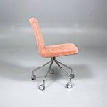Begagnad stol på hjul Day III från Gärsnäs. I rosa färg och kromat underrede. Mått: Bredd 63 cm, Djup 62 cm, Höjd 83.5 cm, Sitthöjd 45 cm. 